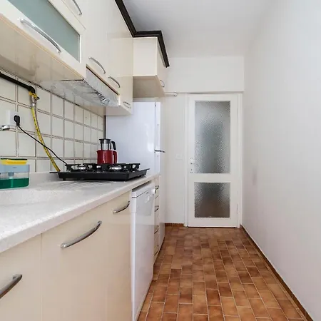 Spacious 2 Bdrm Apart In דירה בורסה