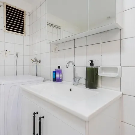 Spacious 2 Bdrm Apart In